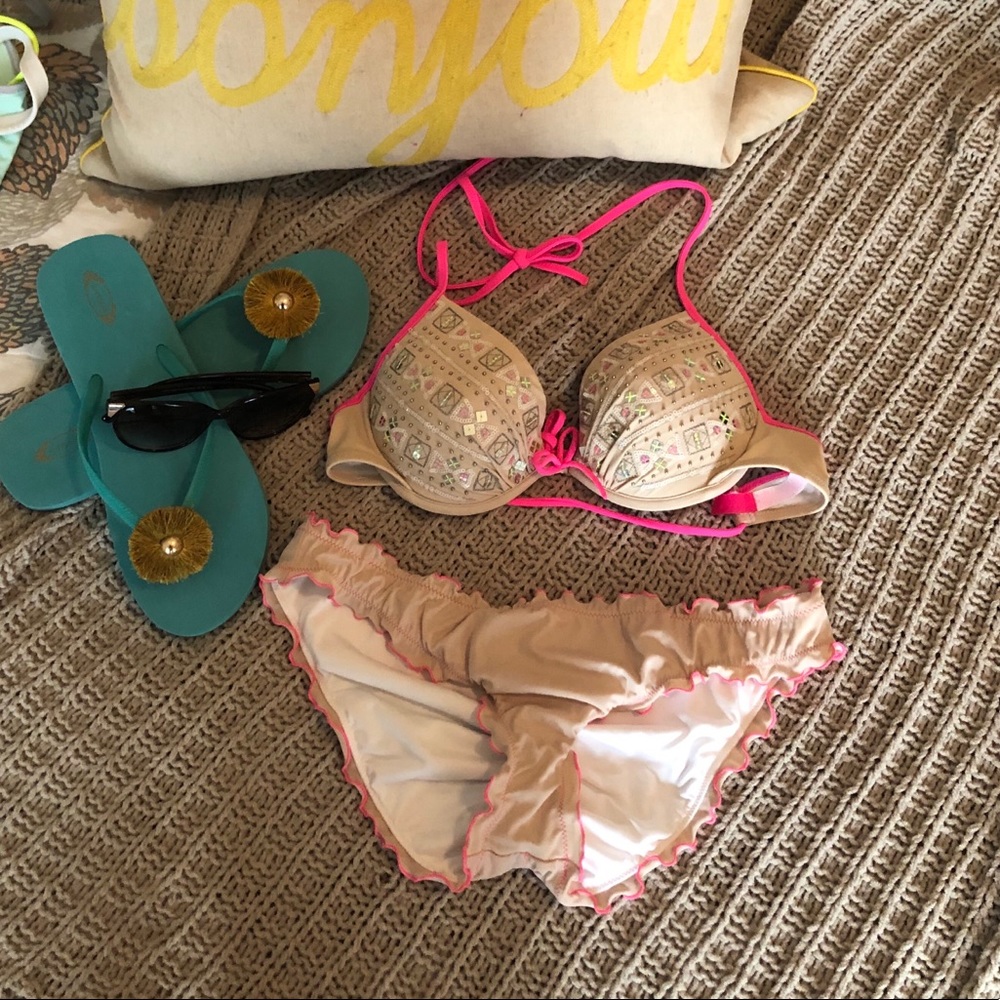 Victoria’s Secret bikini size M and 34c